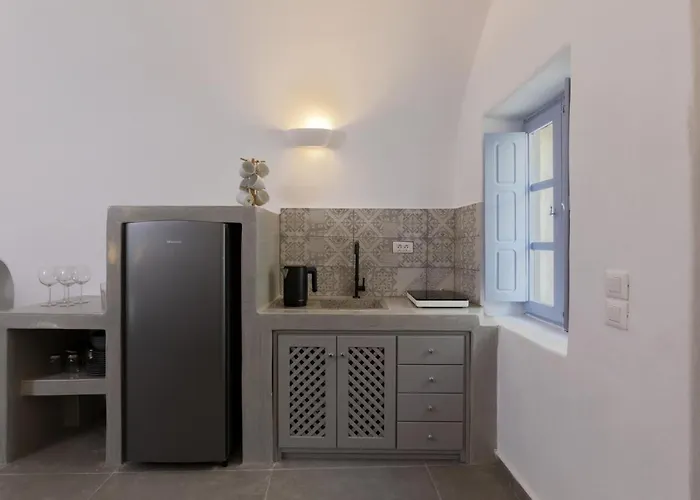 Daire Ammoudi Sunset Cave Santorini Oia